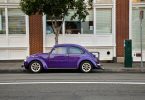 Fusca estacionado no meio de uma ruazinha